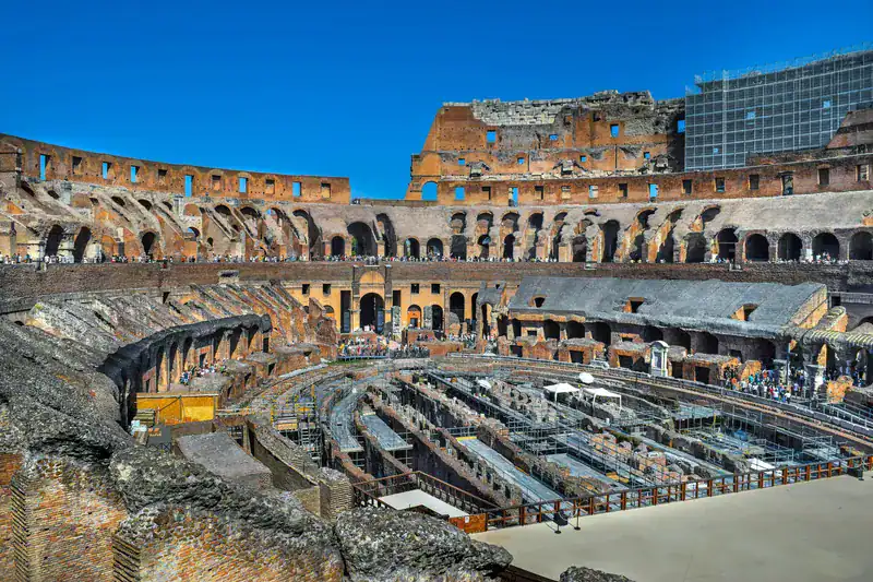 Blick durch einen antiken Bogen auf das Innere der Arena